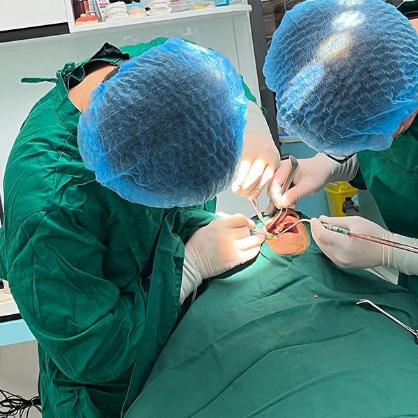 口腔種植手術(shù)進(jìn)行中